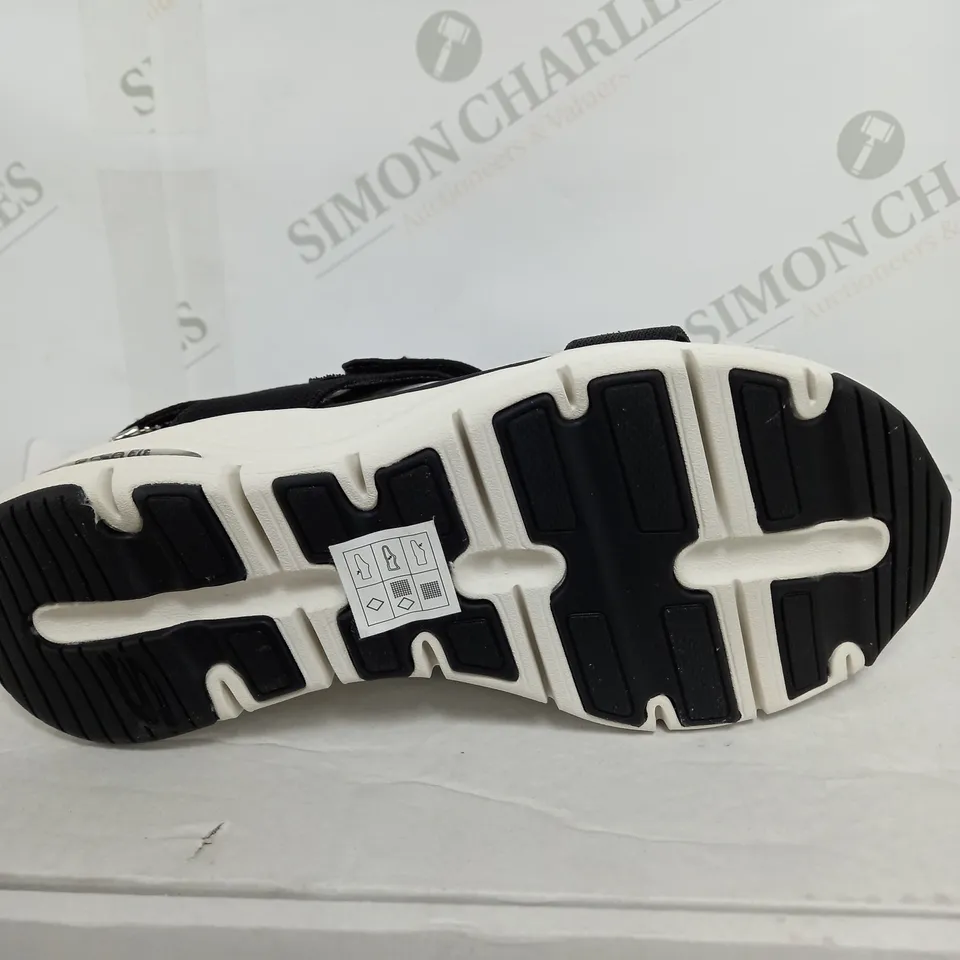SKECHERS ARCH FIT TOURISTY SANDAL SIZE 4