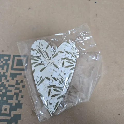 BOX OF APPROXIMATELY 70 GISELA GRAHAM BERRIES HEART SHAPED HANGING TREE DECORATIONS
