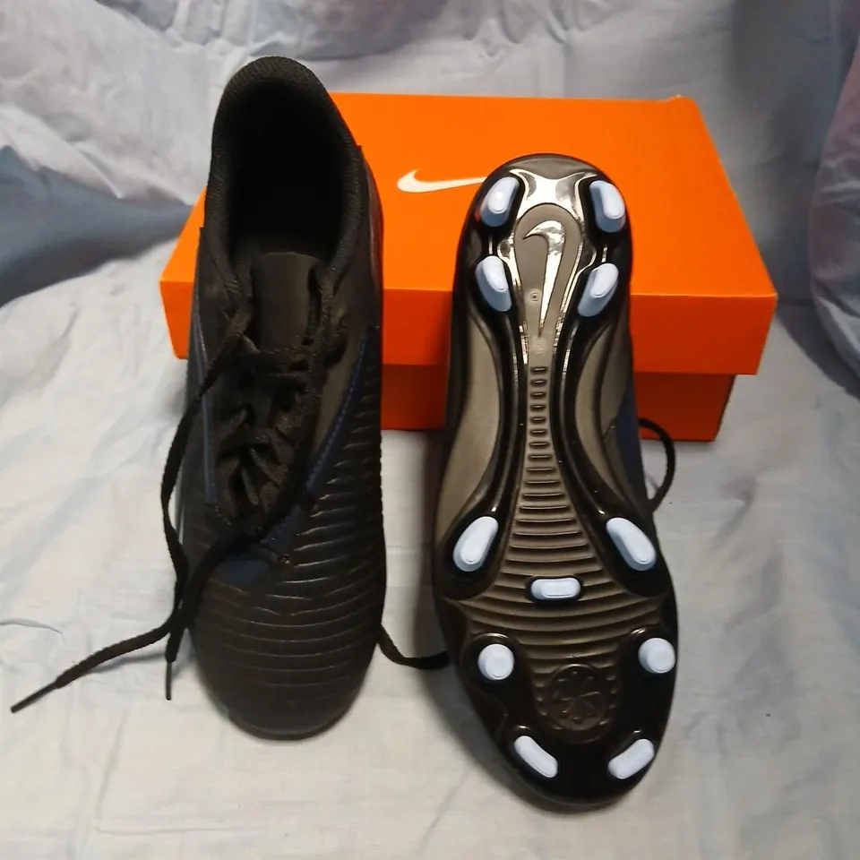 NIKE PHANTOM 6 LOW CLUB JR FOOTBALL BOOTS – BLACK/BLACK, UK YOUTH 5 (EU 38) – WITH BOX