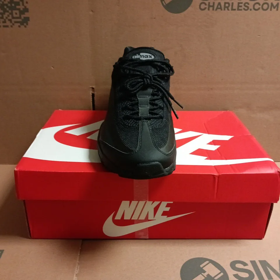 BOXED PAIR OF NIKE AIR MAX TRAINERS IN BLACK SIZE UK 8.5