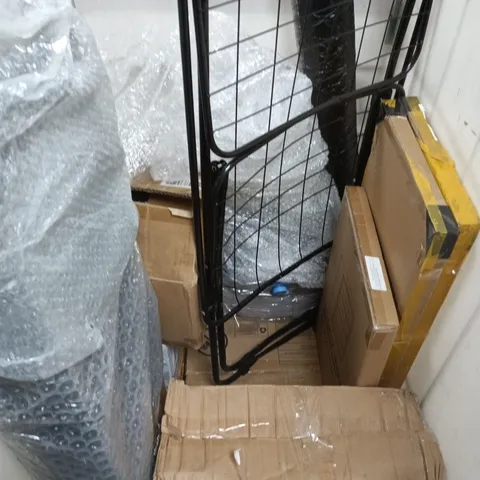APPROXIMATELY 10 ASSORTED HOUSEHOLD PRODUCTS TO INCLUDE DRYING RACK, RUNNER CARPET, STORAGE CASE ETC - COLLECTION ONLY