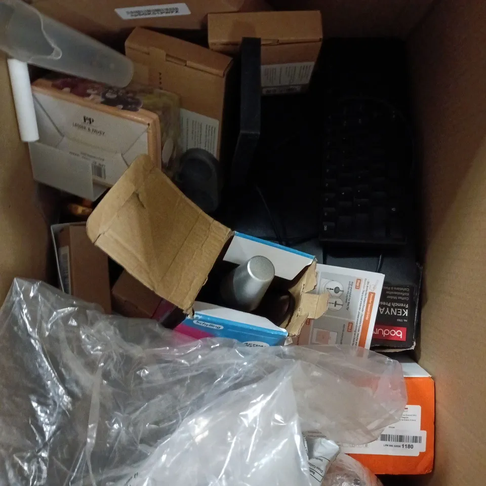 APPROXIMATELY 20 ASSORTED HOUSEHOLD PRODUCTS TO INCLUDE USB KEYBOARD, EGG CUPS, HOME DECOR ETC 