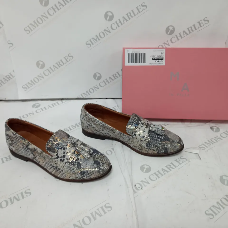 MODA IN PELLE FORINA GOLD-SNAKE SIZE 6 TASSLE FRONT SHOE 