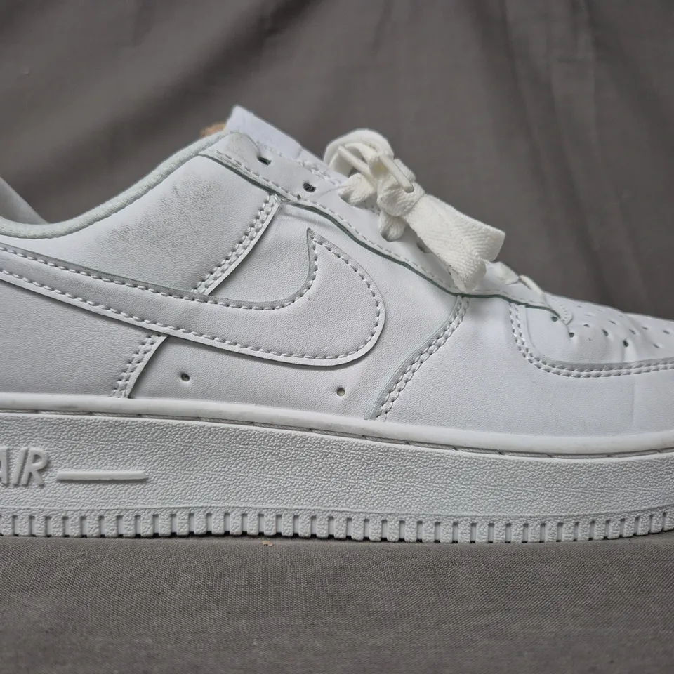 PAIR OF NIKE AIR FORCE 1 SHOES IN WHITE UK SIZE 8.5