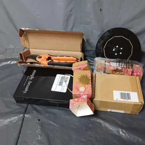 APPROXIMATELY 20 ASSORTED ITEMS TO INCLUDE S-FIX SOLAR WATER FOUNTAIN, SECATEUR SET, CANDY CANE SOCKS, ETC - COLLECTION ONLY