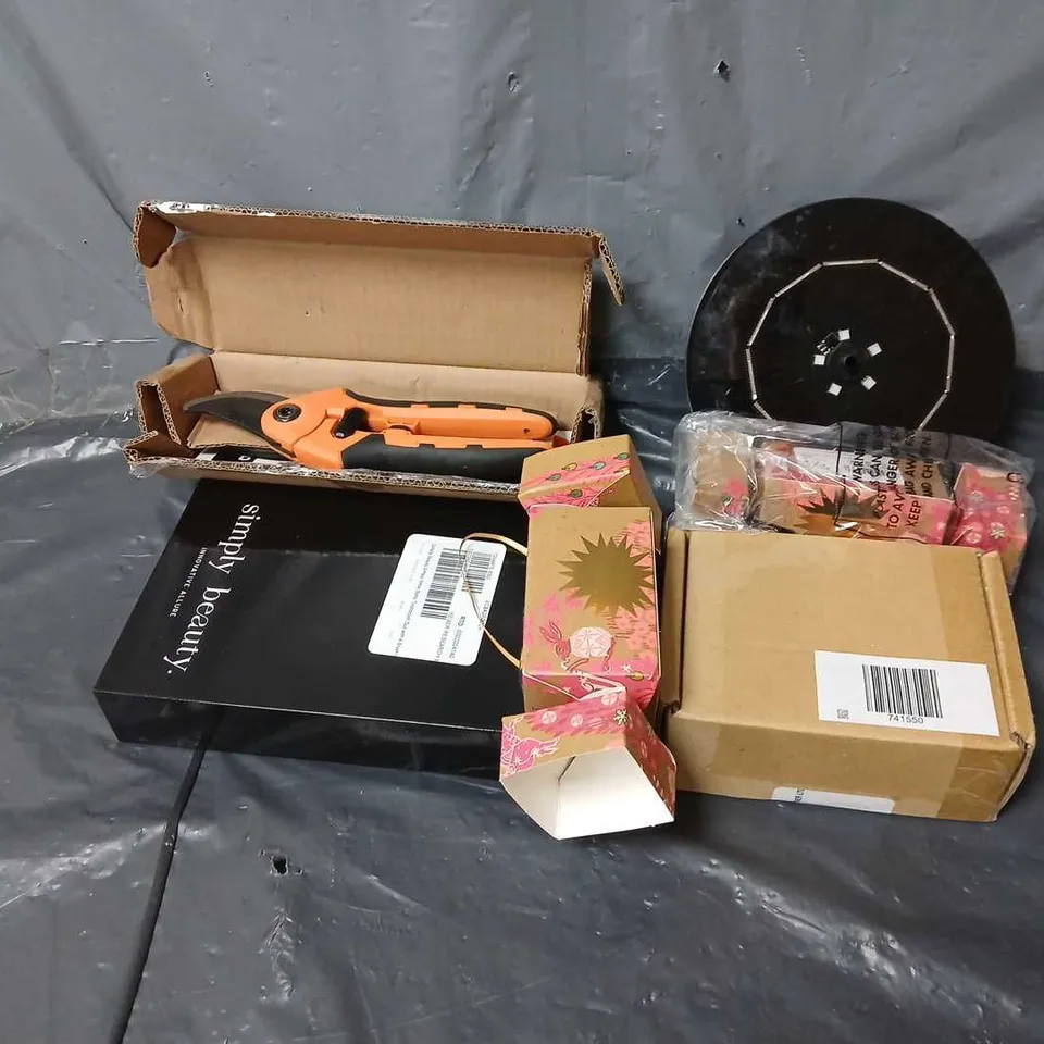 APPROXIMATELY 20 ASSORTED ITEMS TO INCLUDE S-FIX SOLAR WATER FOUNTAIN, SECATEUR SET, CANDY CANE SOCKS, ETC - COLLECTION ONLY