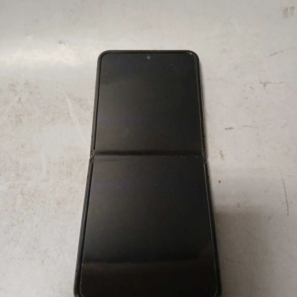 SAMSUNG GALAXY FLIP MOBILE PHONE IN BLACK