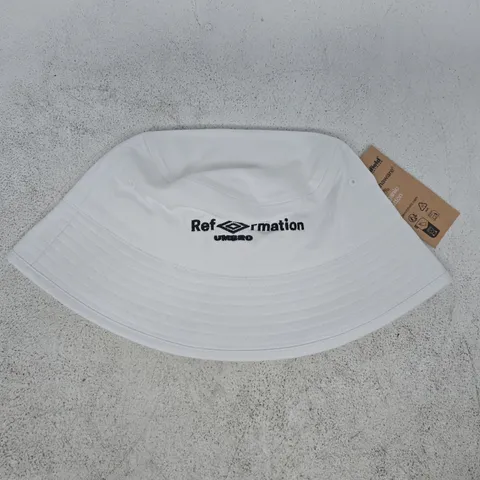 BEECHFIELD UMBRO BUCKET HAT IN WHITE