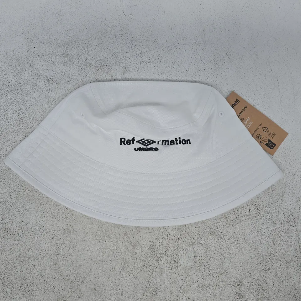 BEECHFIELD UMBRO BUCKET HAT IN WHITE