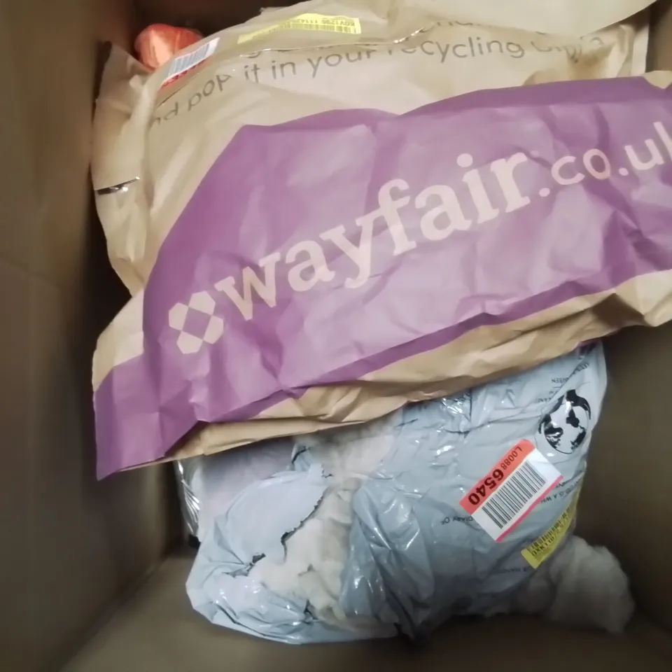 BOX OD APPROXIMATELY 10 ASSORTED ITEMS TO INCLUDE- CUSHION COVER , DUVET COVER SET , QUICK DRY TOWELS ETC 