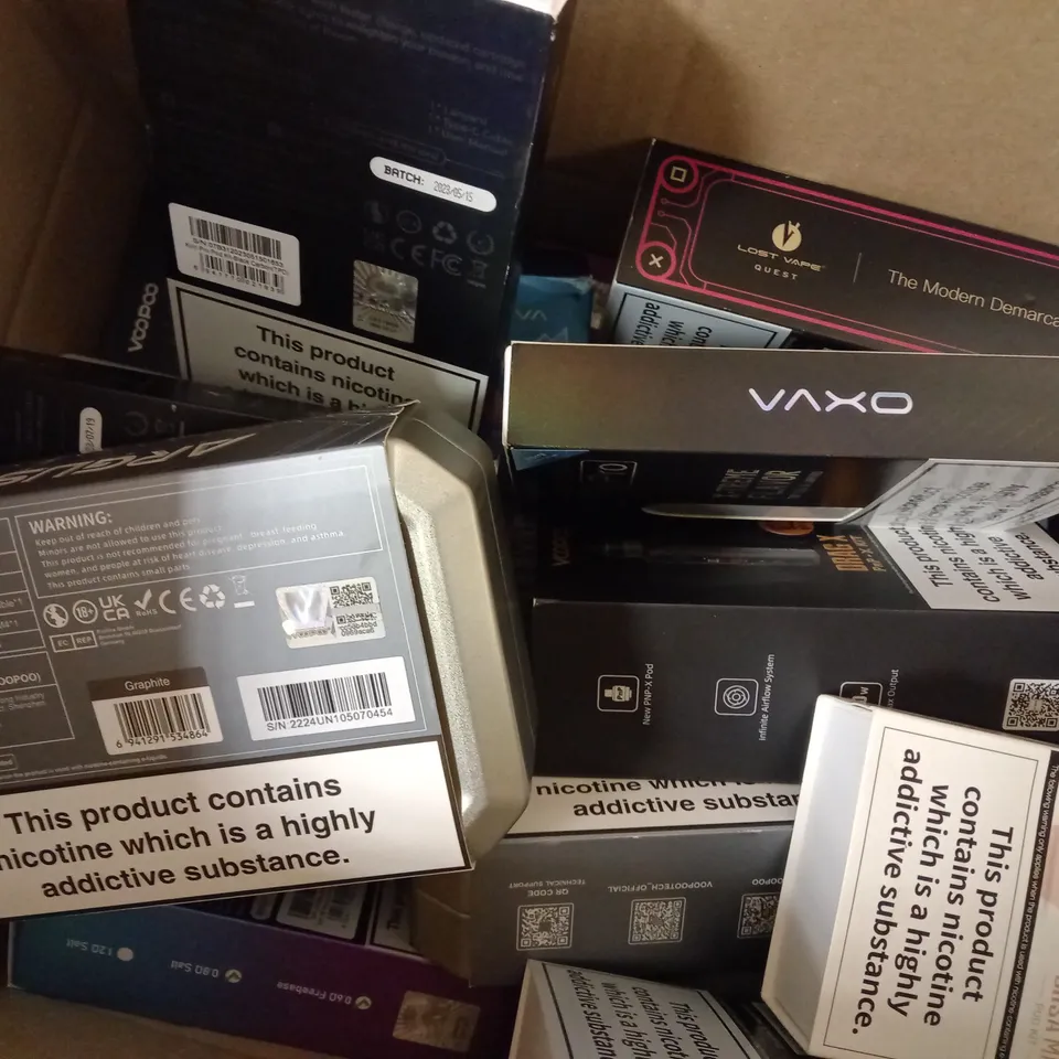 APPROXIMATELY 20 ASSORTED BOXED VAPING PRODUCTS TO INCLUDE LOST VAPE URSA MINI POD KIT, VOOPOO ARGUS MT KIT, OXVA XLIM PRO ETC.