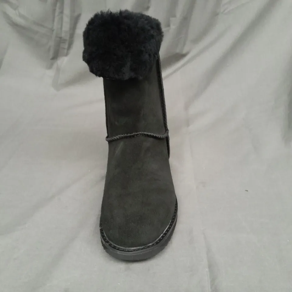 EMU AUSTRALIA LADIES BLACK SUEDE WATERPROOF BOOTS WITH FUR TRIM SIZE 7