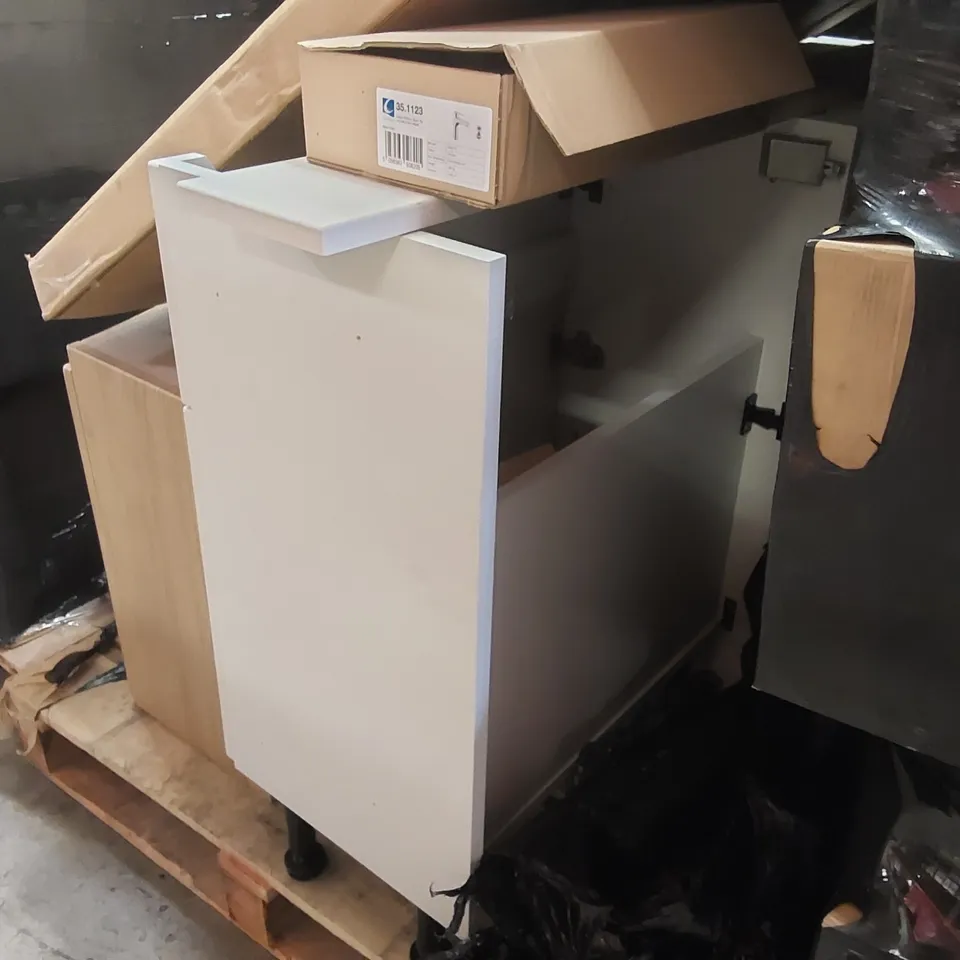 PALLET CONTAINING A LARGE QUANTITY OF BATHROOM FURNITURE PARTS INCLUDING: BATHROOM UNIT PARTS ECT