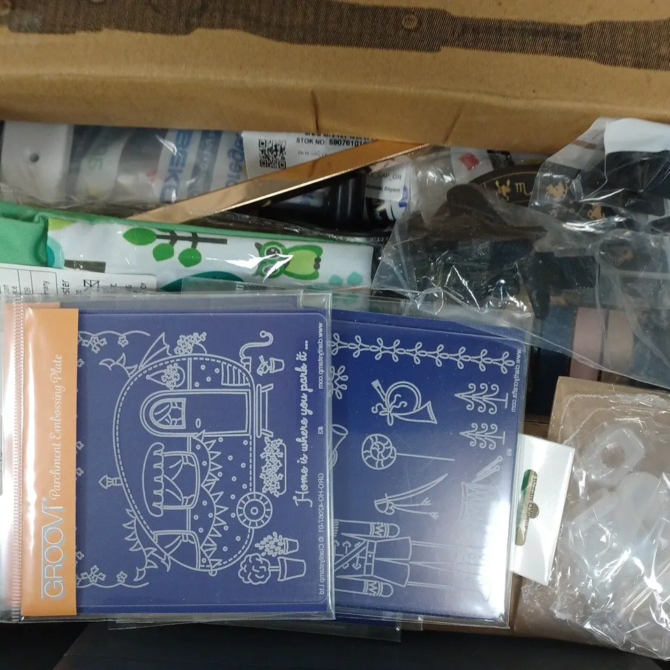 APPROXIMATELY 20 ASSORTED HOUSEHOLD ITEMS TO INCLUDE CUP N SAUCER CUTTING DIE, MAGNETIC TOAST TONGS, ETC