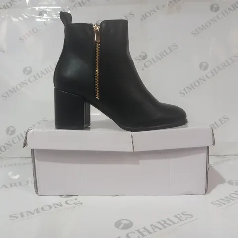 BOXED PAIR OF DESIGNER BLOCK HEEL SIDE-ZIP ANKLE BOOTS IN BLACK SIZE 4