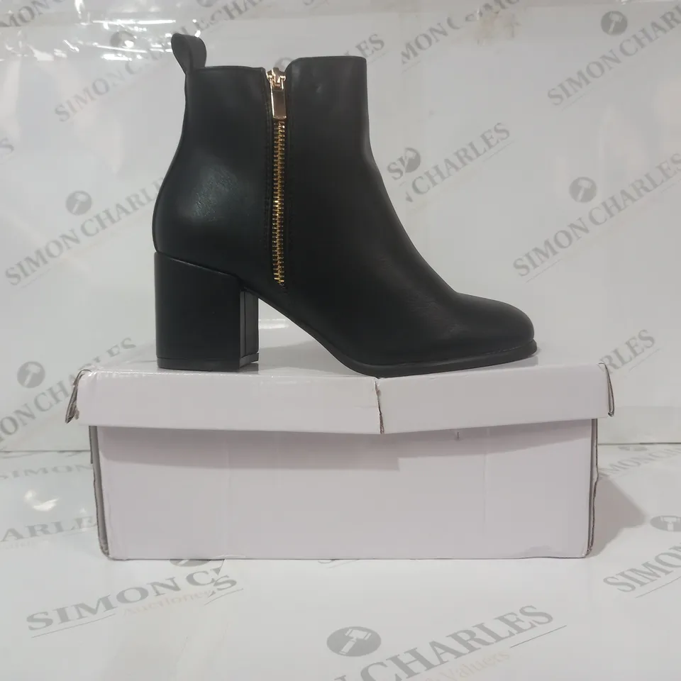 BOXED PAIR OF DESIGNER BLOCK HEEL SIDE-ZIP ANKLE BOOTS IN BLACK SIZE 4