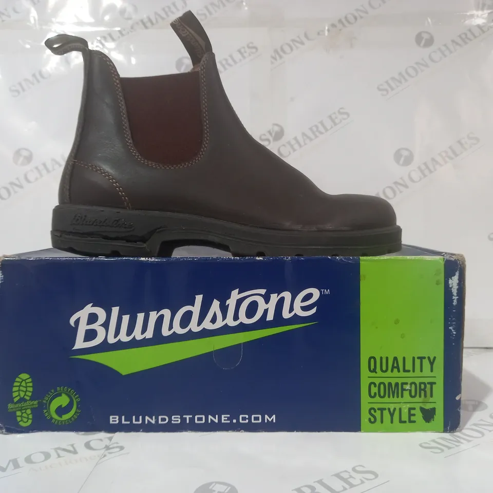 BOXED PAIR OF BLUNDSTONE 550 ANKLE BOOTS IN WALNUT UK SIZE 8