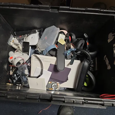 LARGE QUANTITY OF ASSORTED ELECTRICALS AND ELECTRTICAL ACCESSORIES 