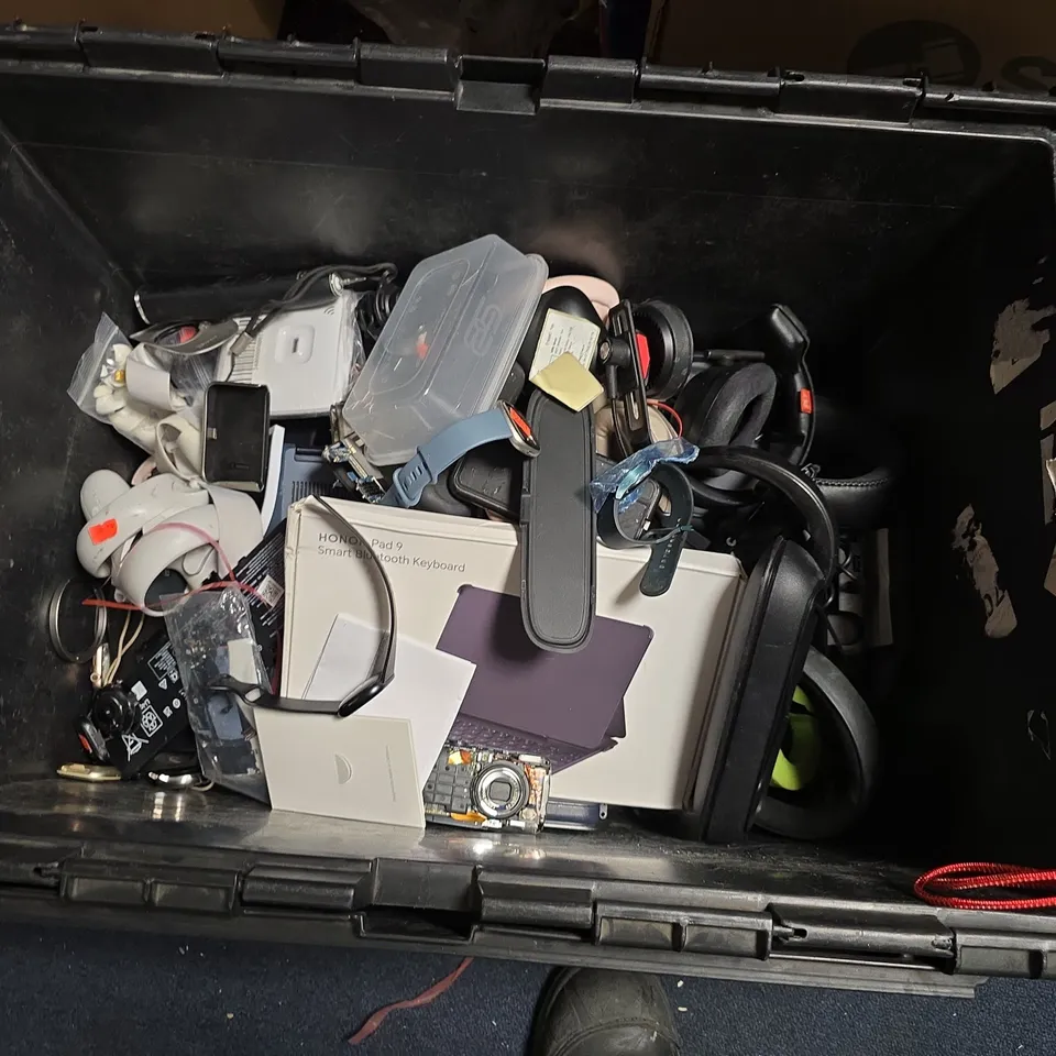 LARGE QUANTITY OF ASSORTED ELECTRICALS AND ELECTRTICAL ACCESSORIES 