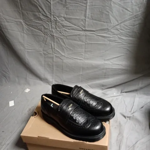 DR. MARTENS PENTON BROGUE – BLACK ANILINE CROC EMBOSS LEATHER SHOES, UK 9½