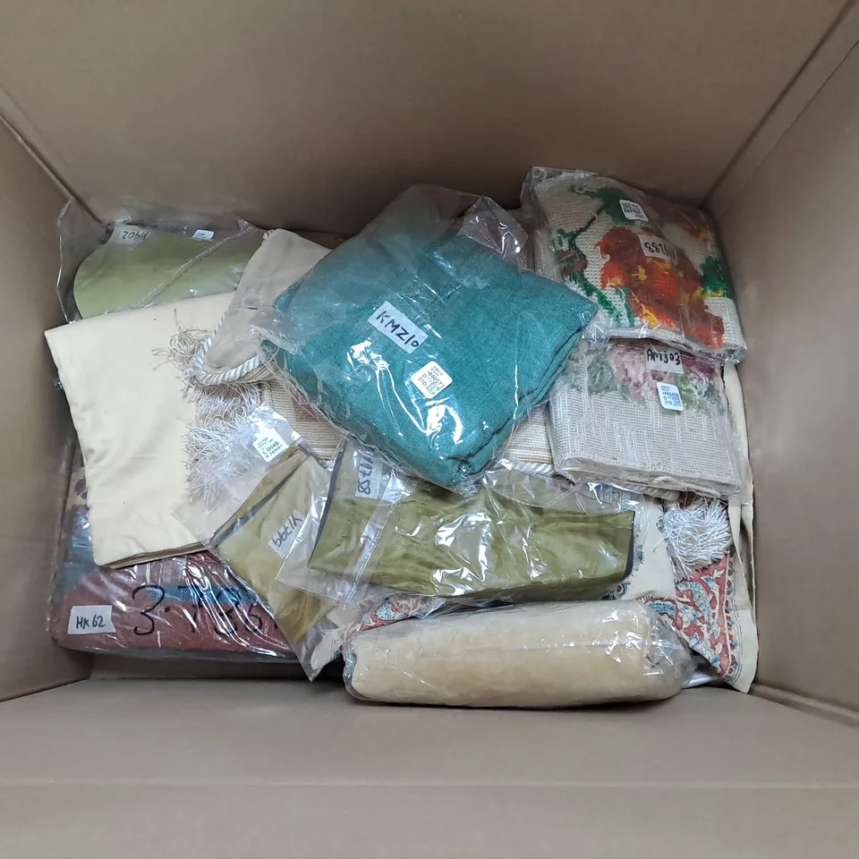 BOX OF APPROXIMATELY 15 HOME FABRIC ITEMS TO INCLUDE CUSHION COVERS