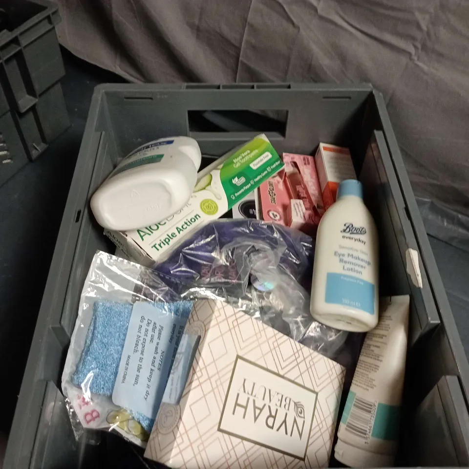 APPROXIMATELY 20 ASSORTED HEALTH AND BEAUTY ITEMS INCLUDING SANEX SHOWER GEL , BOOTS EYE MAKEUP REMOVER LOTION AND SOAP & GLORY ROLLERBALL FRAGRANCE 