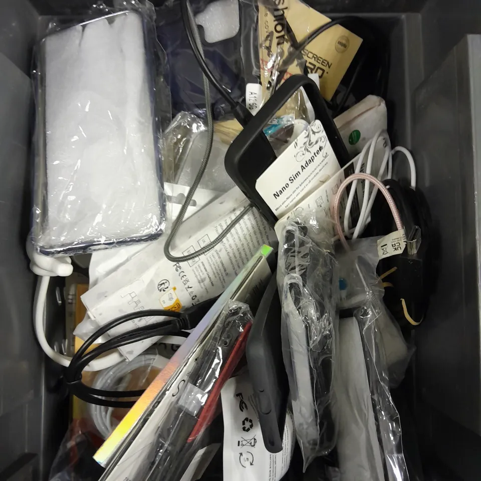 APPROXIMATELY 30 ASSORTED SMARTPHONE/TABLET ACCESSORIES TO INCLUDE PROTECTIVE CASES, CHARGING CABLES, USB PLUGS ETC	