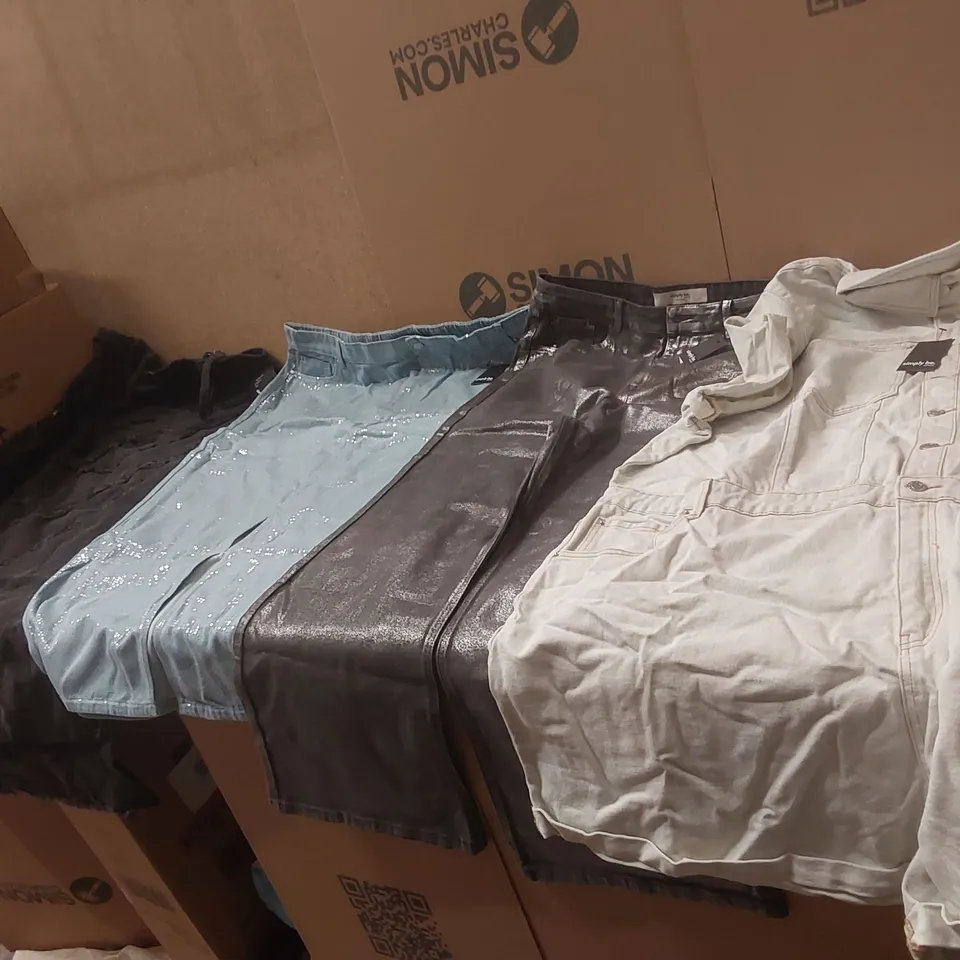 PALLET CONTAINING APPROXIMATELY 490x BRAND NEW ASSORTED DESIGNER CLOTHING ITEMS