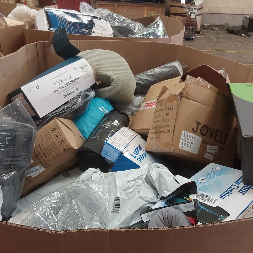 PALLET CONTAINING A VERY LARGE QUANTITY OF ASSORTED PILLOWS AND RELATED BEDDING/COMFORT PRODUCTS ECT