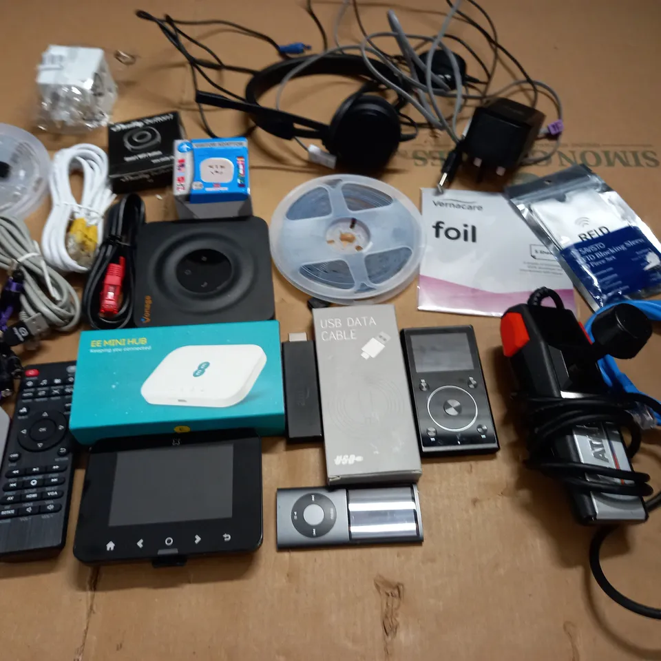 LARGE QUANTITY OF ASSORTED TECH ITEMS AND CABLES TO INCLUDE MUSIC PLAYERS, STRIP LIGHTS, VARIOUS REMOTES AND WIFI SMART BUTTONS