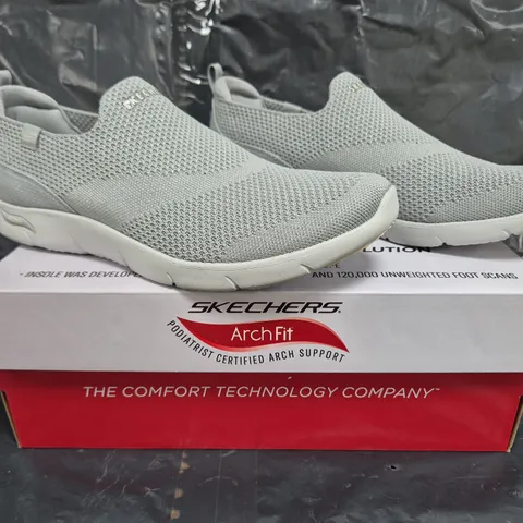 BOXED PAIR OF SKECHERS ARCH-FIT SLIP-ON SHOES IN GREY SIZE 7