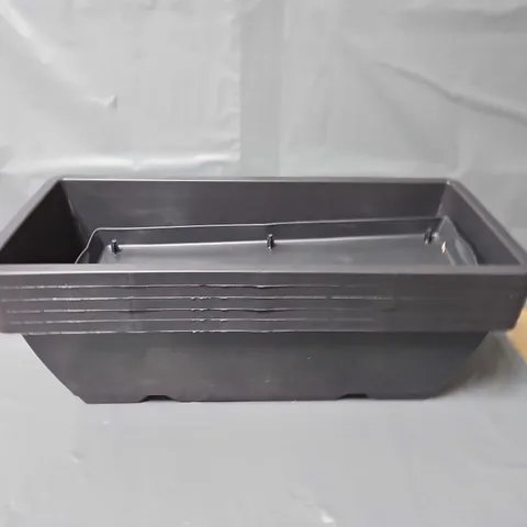 BOXED OF APPROX 4 PLASTIC PLANT POTS