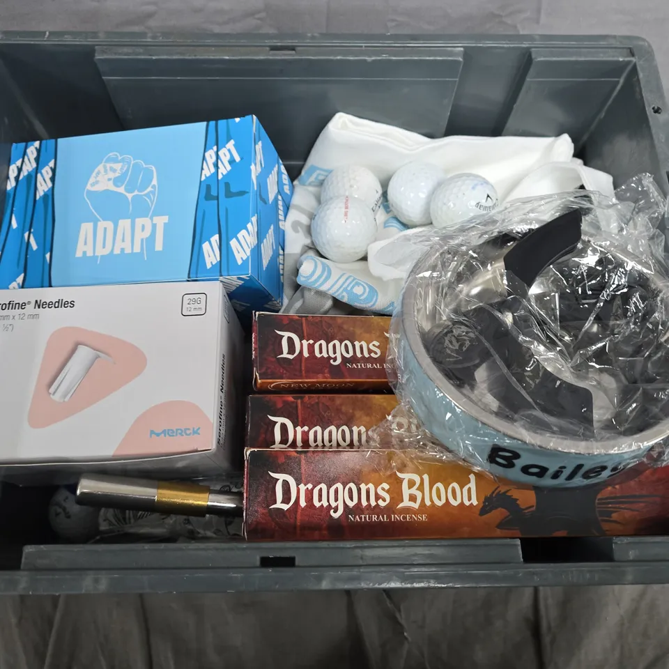 APPROXIMATELY 20 ASSORTED HOUSEHOLD ITEMS TO INCLUDE DOG BOWLS, GOLF BALLS ETC