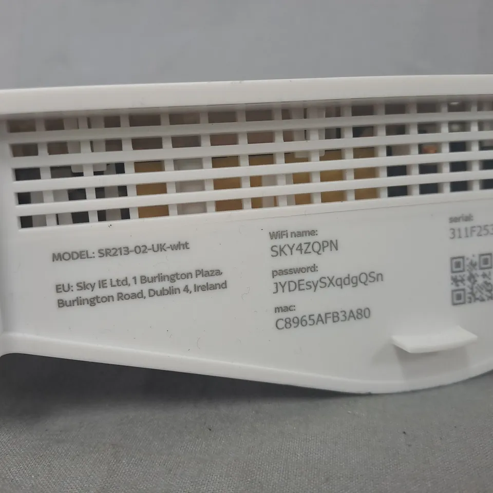 SKY SR213-02-UK-WHT WIRELESS ROUTER (WHITE)