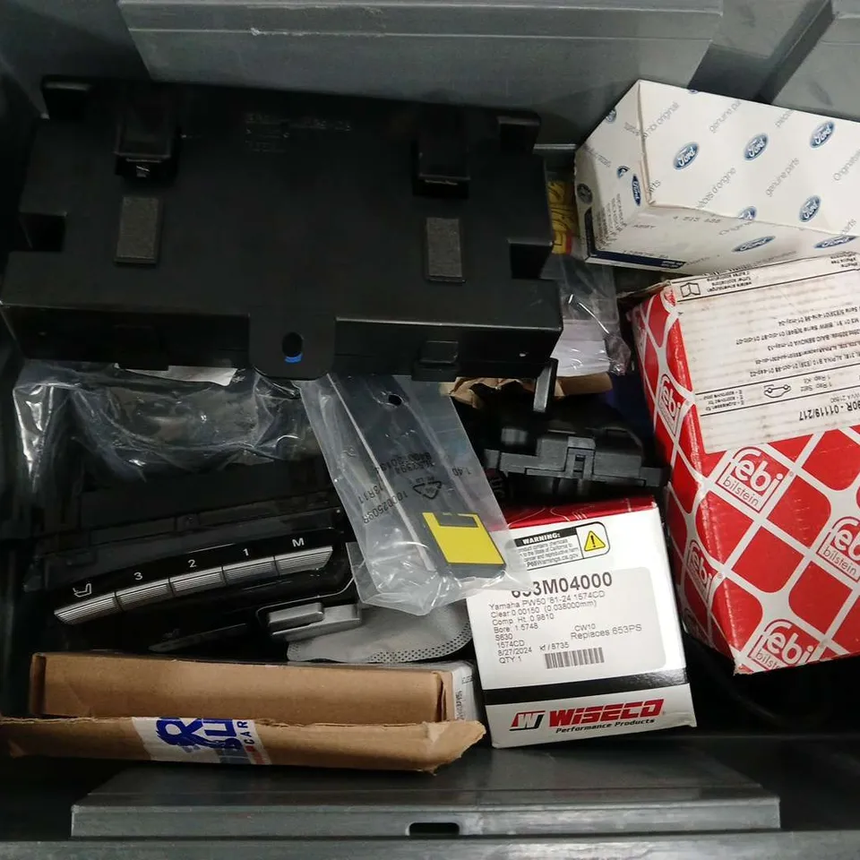 APPROXIMATELY 12 ASSORTED VEHICLE PARTS & ACCESORIES TO INCLUDE DASH CAM, C3 CERAMIC LUBE, BRAKE PAD SET, ETC