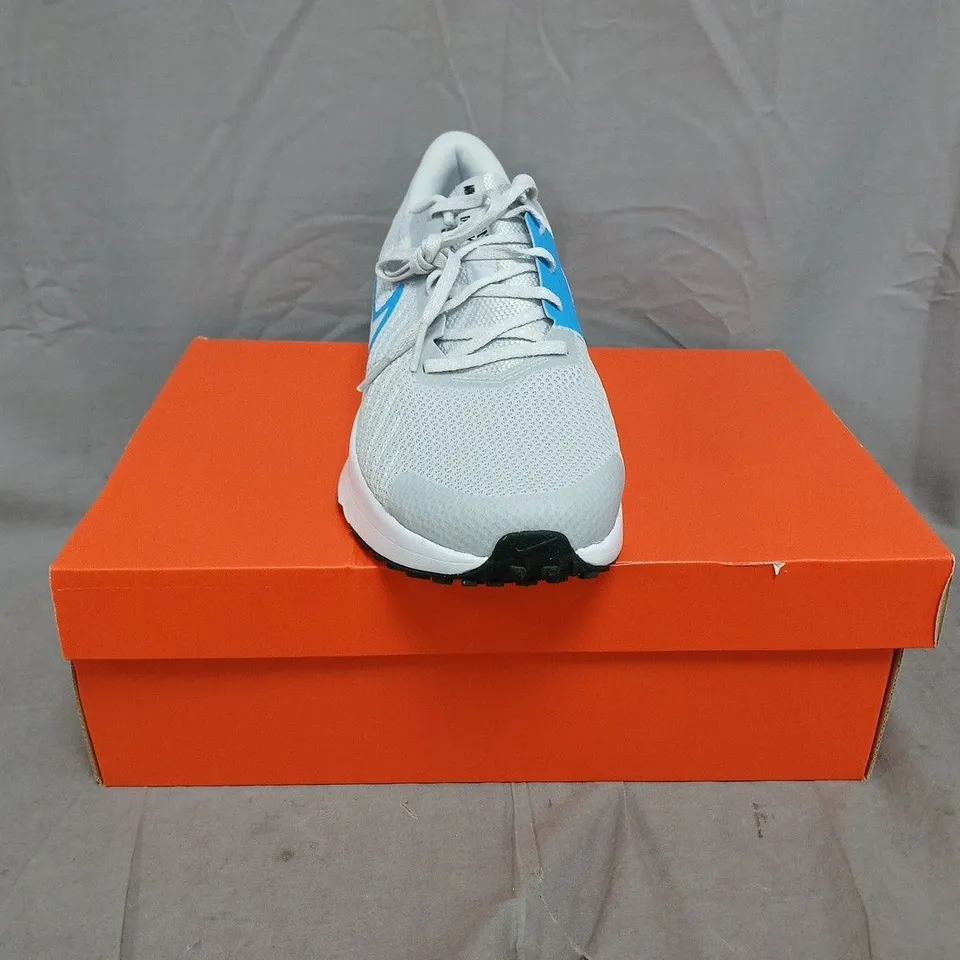 BOXED PAIR OF NIKE RUN DEFY TRAINERS IN PURE PLATINUM/BLUE SIZE UK 10