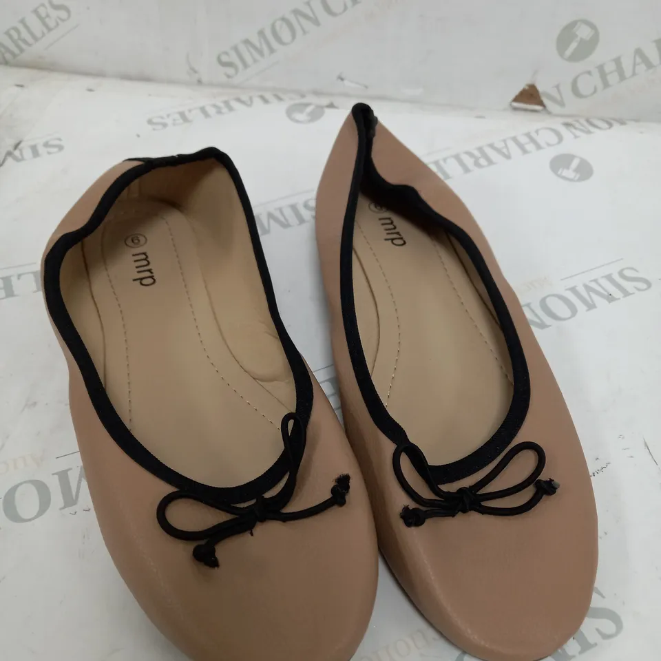 BOX OF APPROXIMATELY 25 NUDE COLOURED LOW PUMPS 