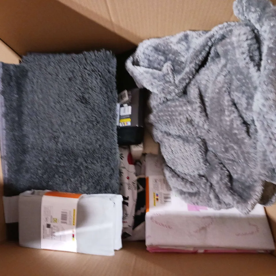 BOX OF APPROXIMATELY 15 ASSORTED BEDDING AND SOFT FURNISHING ITEMS TO INCLUDE - DUVET SETS, FITTED SHEETS, AND TOWELS ETC. 