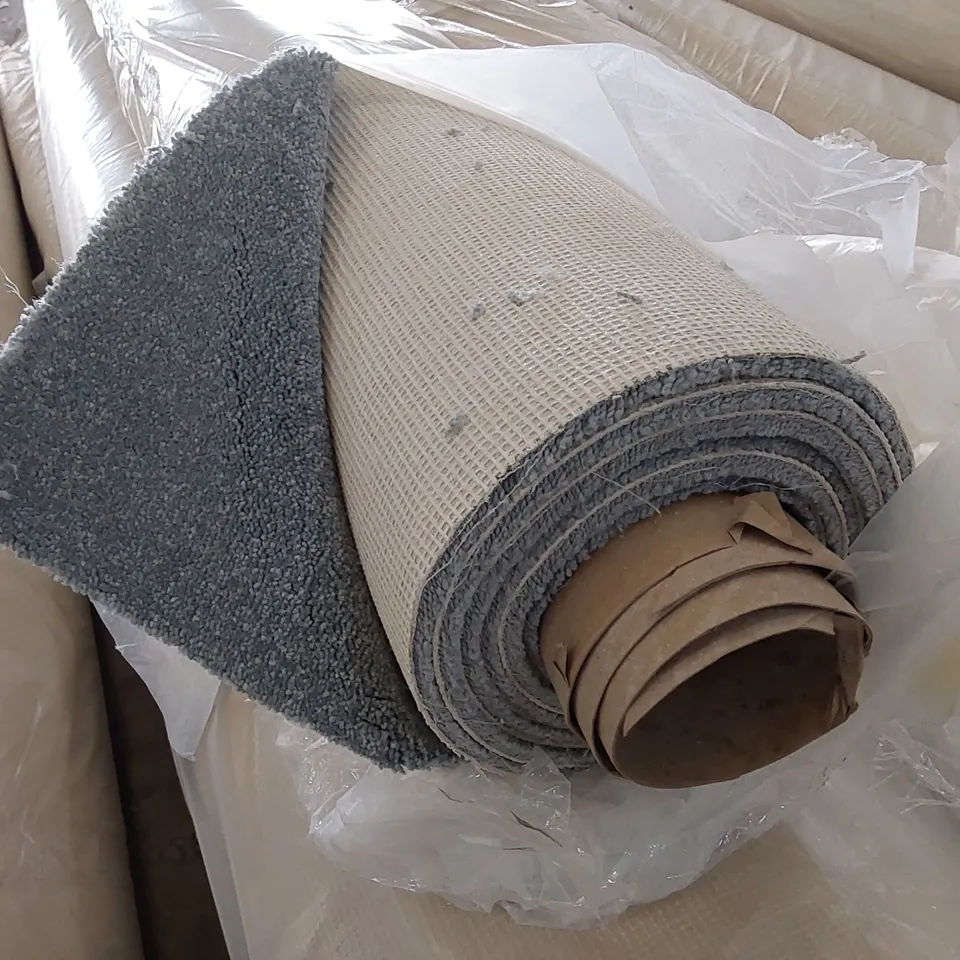ROLL OF QUALITY ULTIMATE IMPRESSIONS FROST CARPET // SIZE: APPROX 5 X 2.1m