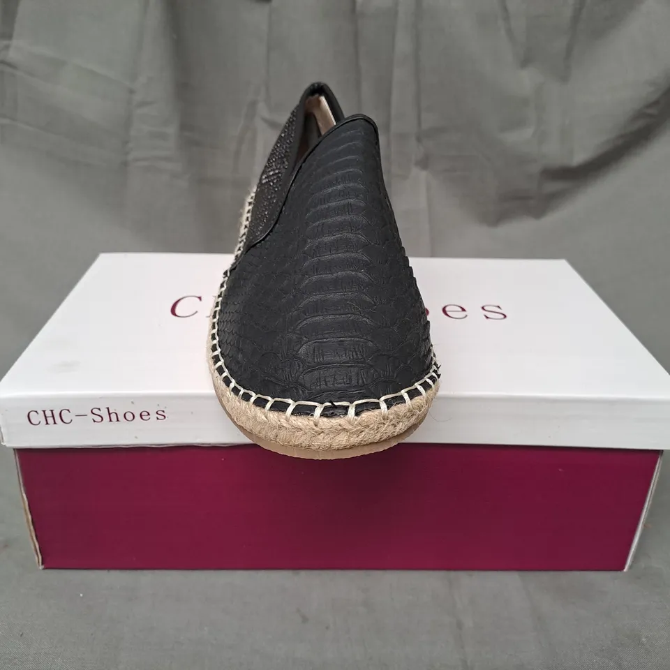 BOX OF APPROXIMATELY 10 PAIRS OF CHC-SHOES SLIP ON LOW WEDGE SHOES IN BLACK IN VARIOUS SIZES