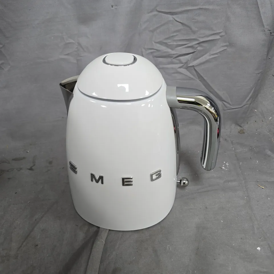 BOXED SMEG ELECTRIC KETTLE IN WHITE