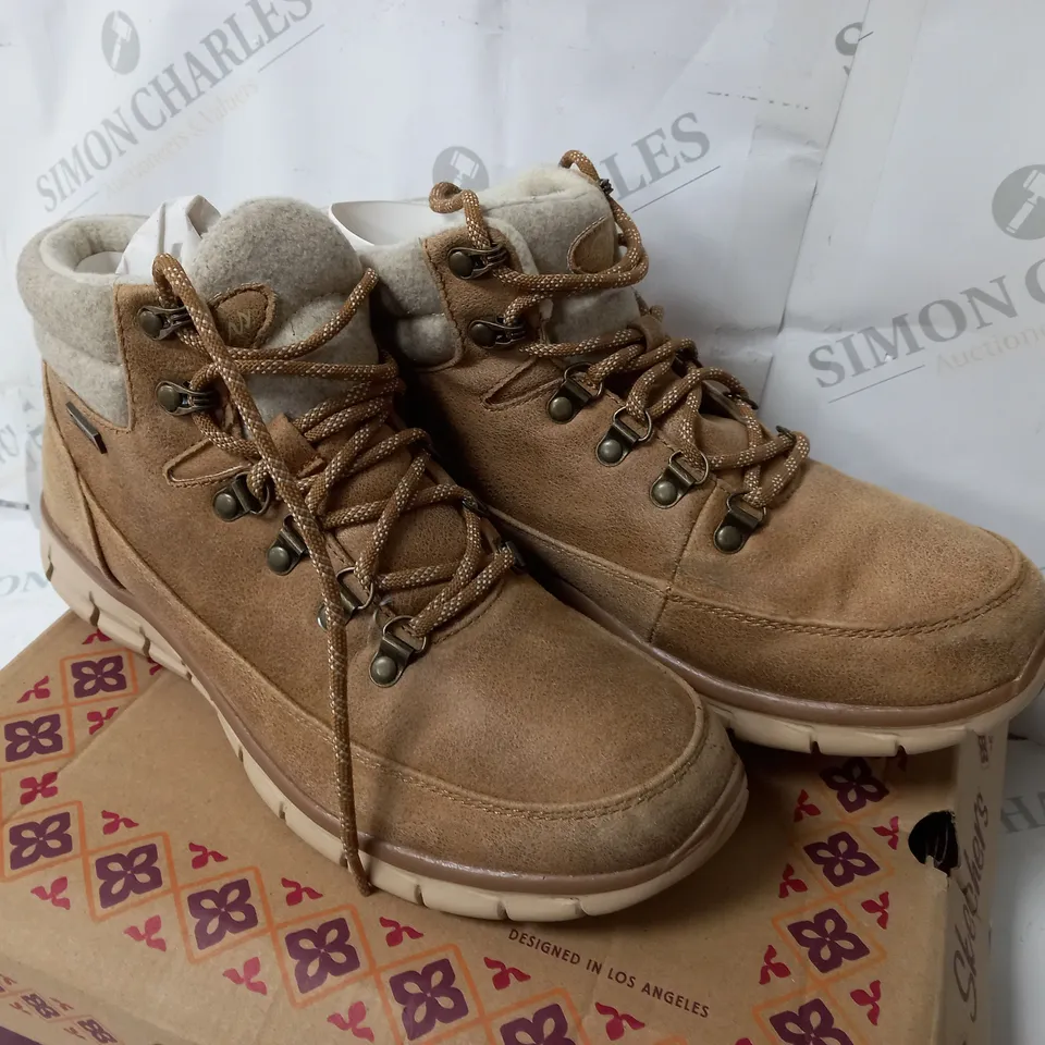 BOXED SKECHERS SYNERGY WARM TECH BOOTS, CHESTNUT - SIZE 6.5