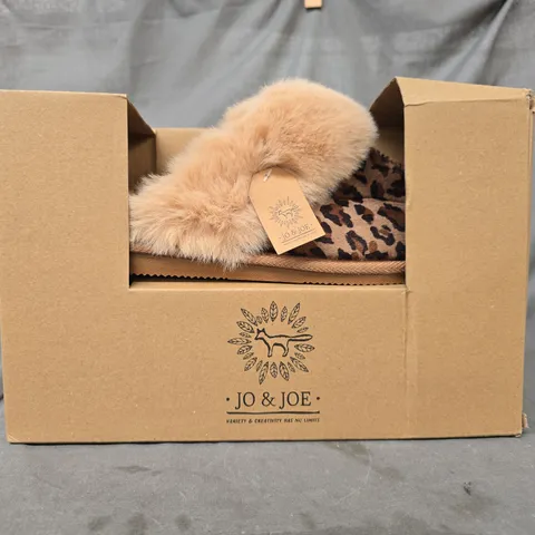 BOXED PAIR OF JO & JOE FABLE SLIPPERS IN LEOPARD SIZE 7