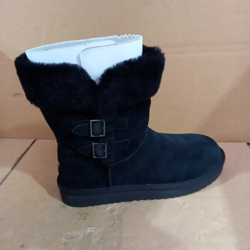 KOOLABURRA BY UGG SULANA SHORT DOUBLE BUCKLE BOOTS - BLACK - UK 7