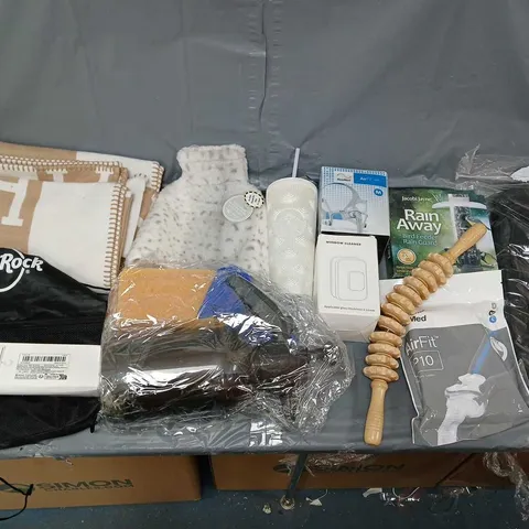 BOX OF APPROXIMATELY 15 ASSORTED ITEMS TO INCLUDE - RAIN AWAY BIRDFEEDER, HARDROCK DRAWSTRING BAG, AND FAUX HOT WATER BOTTLE ETC. 