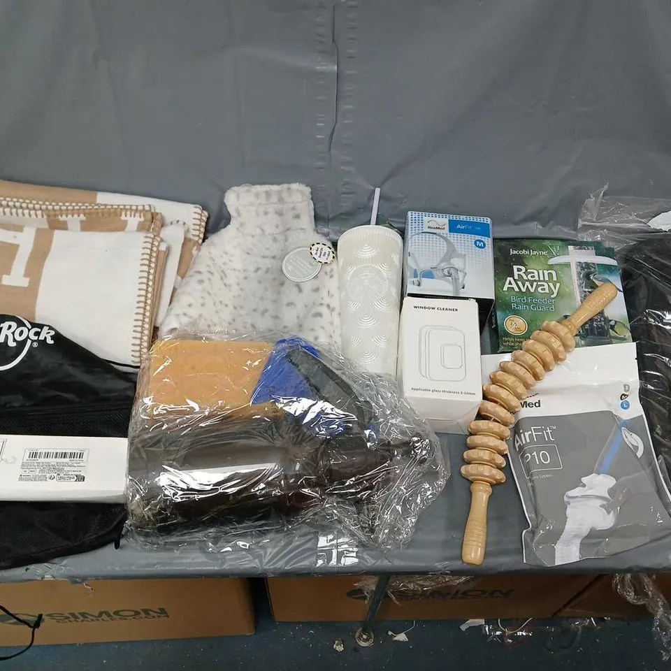 BOX OF APPROXIMATELY 15 ASSORTED ITEMS TO INCLUDE - RAIN AWAY BIRDFEEDER, HARDROCK DRAWSTRING BAG, AND FAUX HOT WATER BOTTLE ETC. 