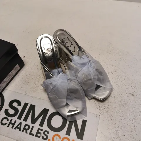 UK 7 WOMEN'S SILVER METALLIC SANDALS – DB147