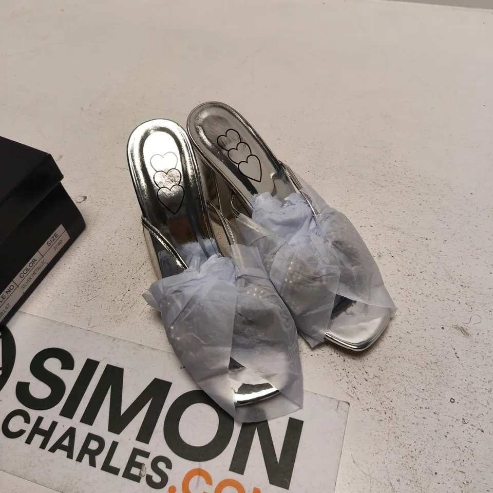 UK 7 WOMEN'S SILVER METALLIC SANDALS – DB147