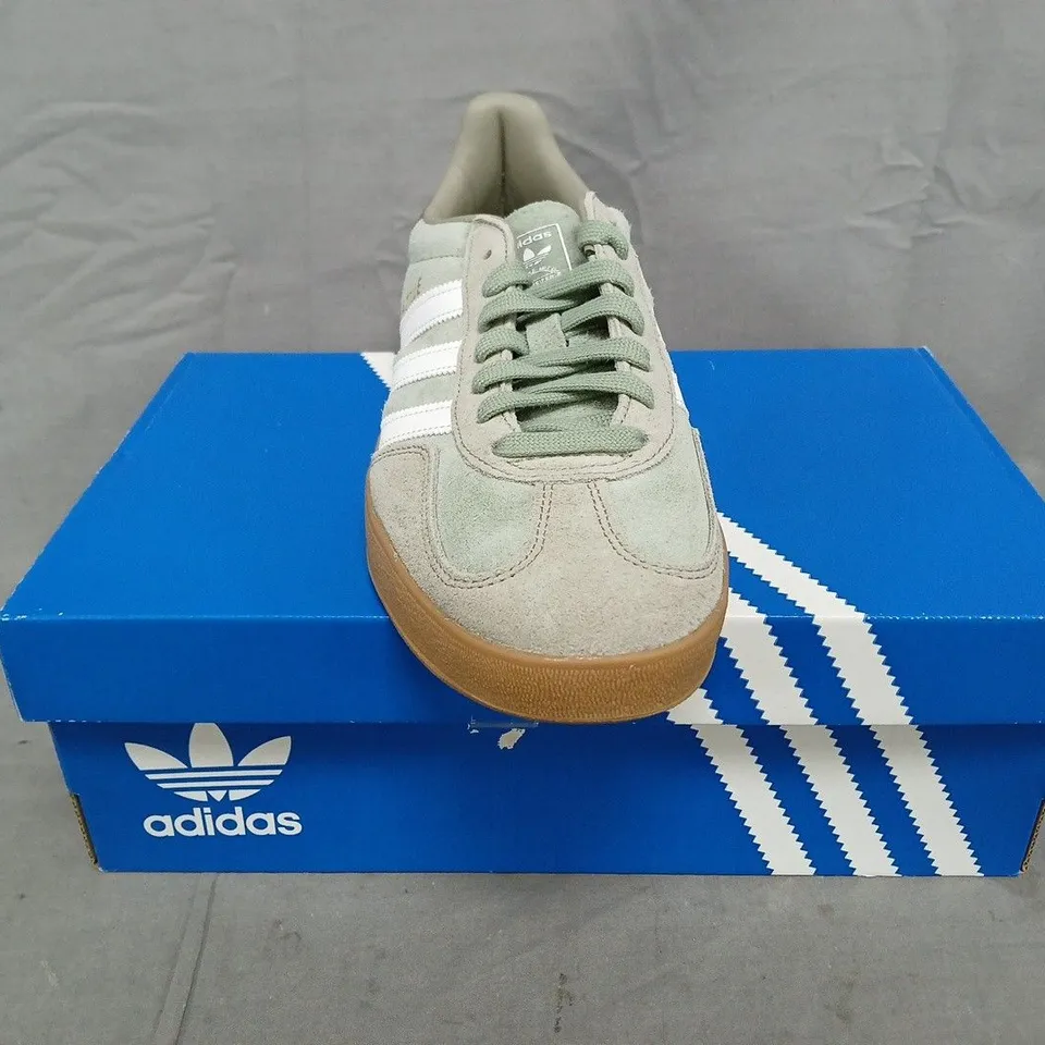 BOXED PAIR OF ADIDAS GAZELLE INDOOR TRAINERS IN PALE GREEN/WHITE SIZE UK 8