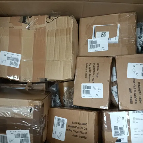 APPROXIMATELY 20 ASSORTED ITEMS TO INCLUDE GROOVZ EARBUDS, BC 3 WAY ADAPTOR, FAN, ETC - COLLECTION ONLY